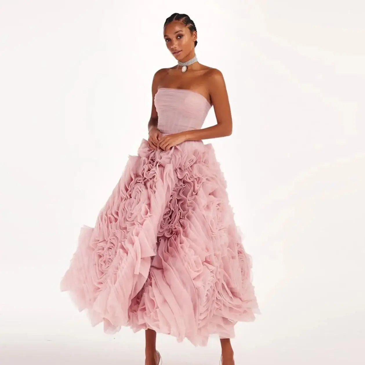 ملابس نسائية أنيقة باللون الوردي الفاتح بطول متوسط الطول بدون حمالات من التول مصنوعة حسب الطلب فستان زهري من أي وقت مضى جميل مفتوح من الخلف Pr #1