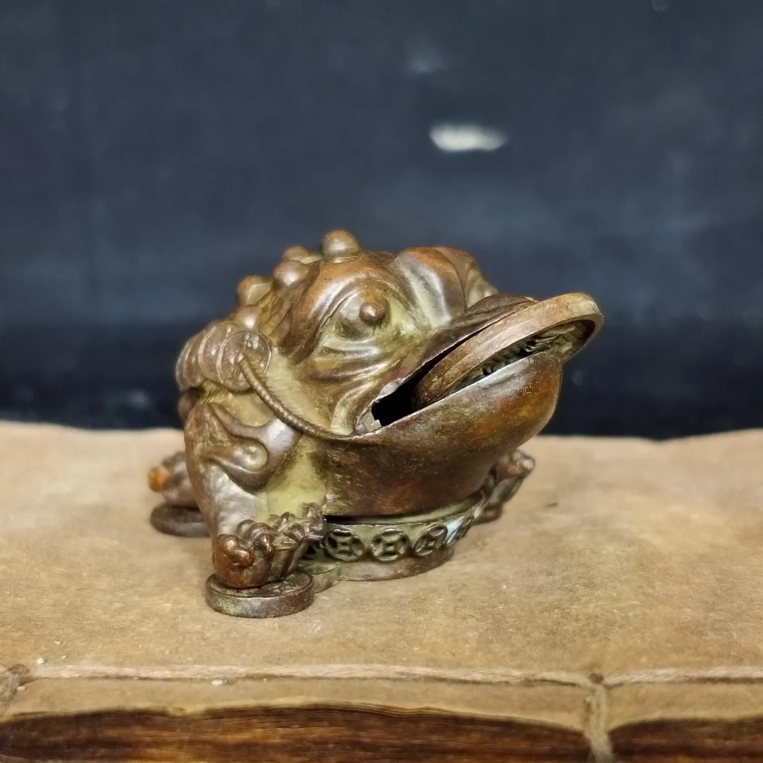 Feng Shui Toad Incense Furnace Ornament Chinese Golden Frog Toad Coin Art Sculpture Home Office Lucky Gift Desktop Decoration