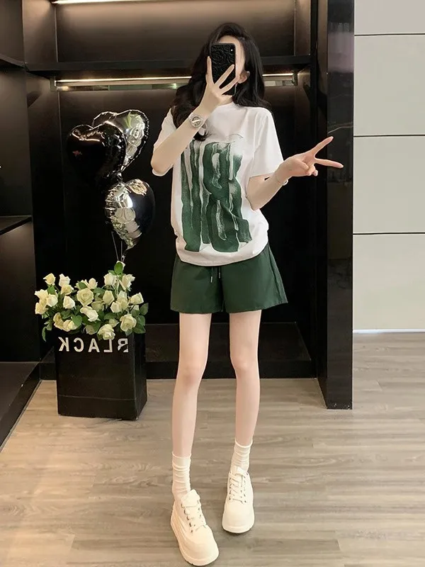 

Loose Comfortable Women's Sportswear Set Short Sleeve T-Shirt And Green Shorts Two-Piece Set Summer 2026 Casual Sportswear