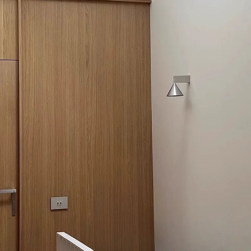 โคมไฟติดผนังข้างเตียงแบบมินิมอล โคมไฟทรงกรวยเรขาคณิตดีไซน์เรียบหรู โคมไฟติดผนังทางเดินระดับไฮเอนด์