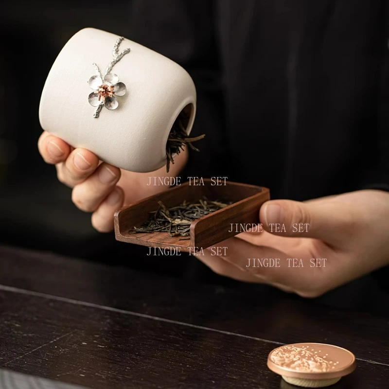 سعة صغيرة السيراميك الصينية زهر البرقوق الشاي يمكن المحمولة Pu erh تخزين الشاي الأحمر والأخضر مختومة