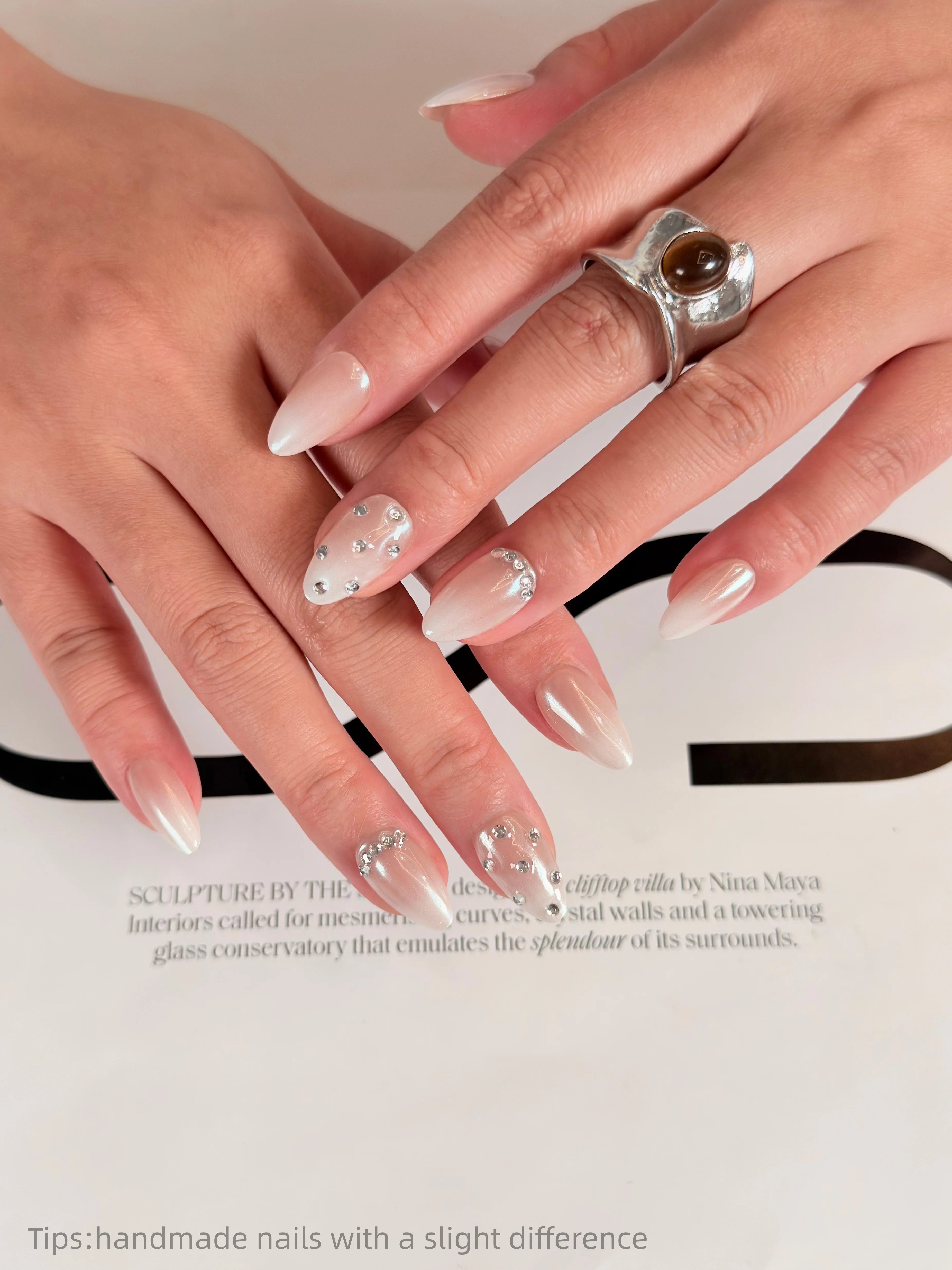 10個入り ハンドメイド ヌードピンク シルバーラインストーン 付け爪 アーモンド型 フルカバー 着用可能 再利用可能 高級感 スイート フェイクネイル 2026