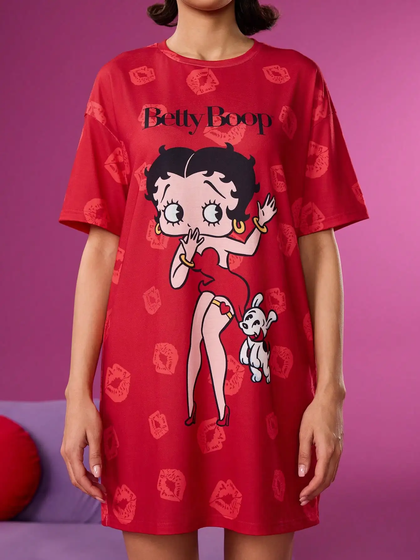 

Красная ночная рубашка свободного кроя с коротким рукавом, принтом в виде губ и классическим дизайном с мультяшными персонажами