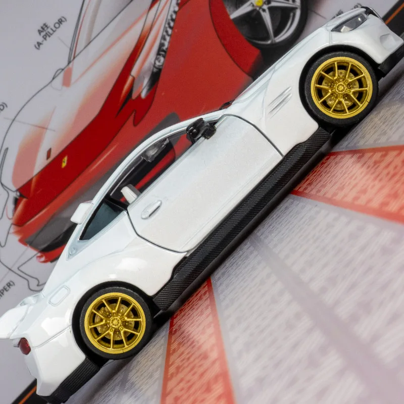 1:35 BMW 3.0CSL liga modelo de carro esportivo presente enfeites de carro puxar para trás brinquedos acústico-ópticos presente as portas podem ser abertas de boa qualidade