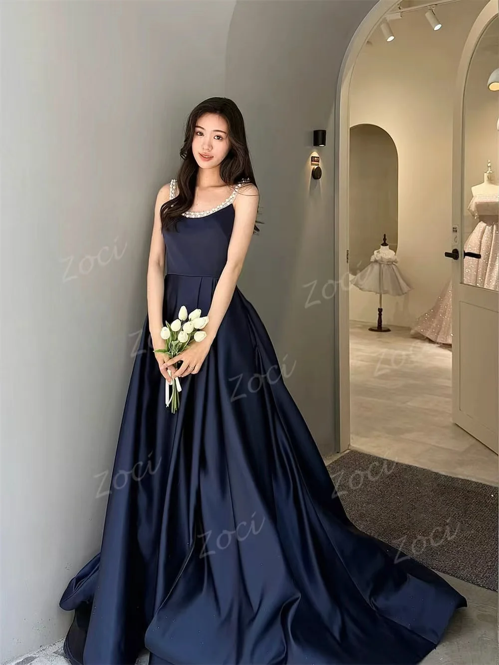 فساتين زفاف Zoci Pearls مطرزة بالخرز من الساتان كوريا باللون الأزرق الداكن مخصصة على شكل حرف A بدون أكمام للحفلات الراقصة وحفلات الزفاف لالتقاط الصور #3