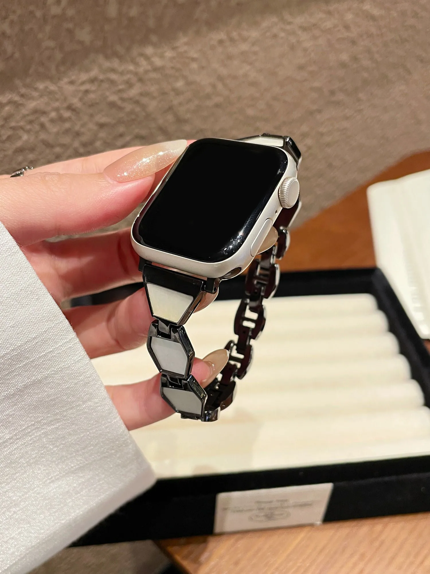 Fashion shaped metal strap For Apple Watch band women Series S11/10/7/6/5/9 40mm 41mm 42mm 44mm 45mm 46mm Strap