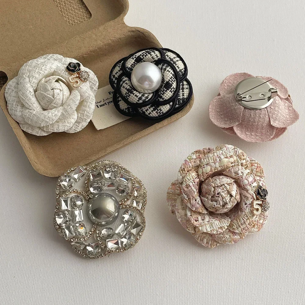 Kamelien-Brosche aus Stoff, handgefertigt, Ins-Stil, Premium-Perlen-Anstecknadel, französischer Mantel für Damen, High-End, vielseitig, elegante Accessoires, Geschenke
