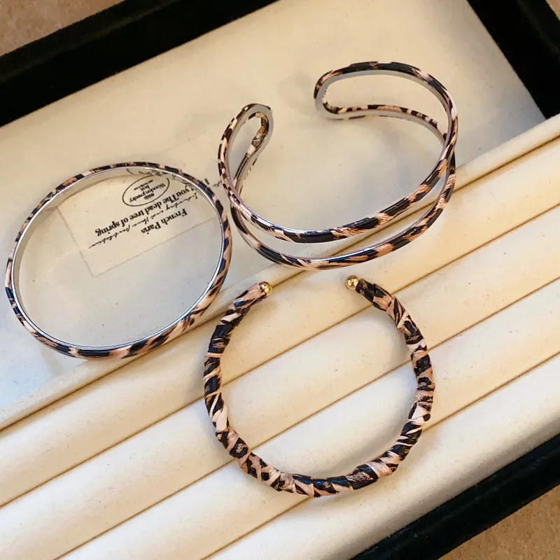 Bransoletka w panterkę, skręcana, plisowana, otwarta, retro, skórzana, w stylu etnicznym, personalizowana, niszowa, z charakterystycznym designem, ozdoba na rękę.