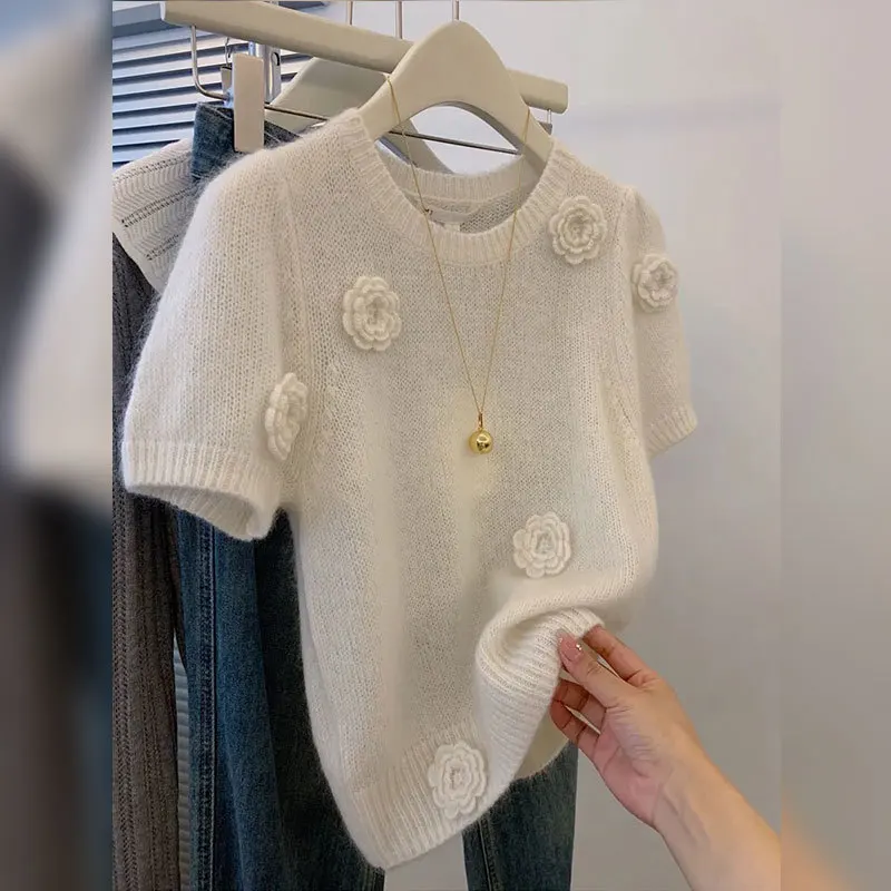 

Spring and Summer 2026 Wind White Three-dimensional Flower Shirt Top Design Sense Knitted Short-sleeved Front Shoulder T-shirt