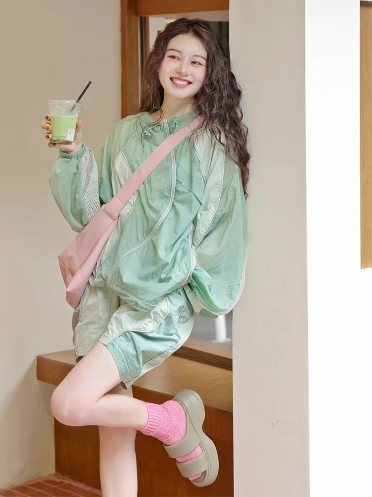 

Lightweight Sporty Two-Piece Set Green Splice Sun Protection Top And Shorts for Young Women Cotton Long Sleeve Zipper Hoodie
