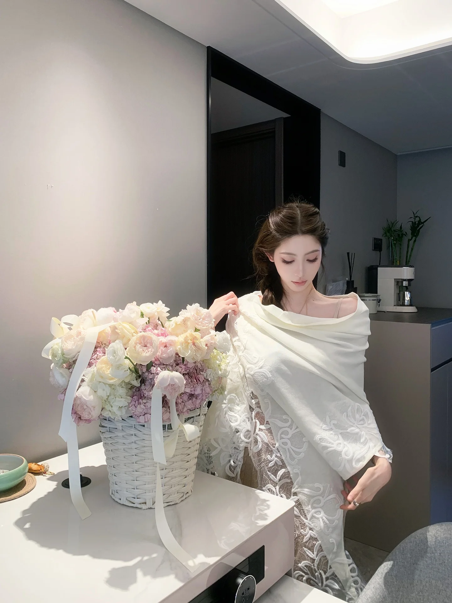 

Вязаный шерстяной кардиган F Project Epiphyllum Dr. Hollow с вышивкой и кружевными вставками для женщин, осень 2025