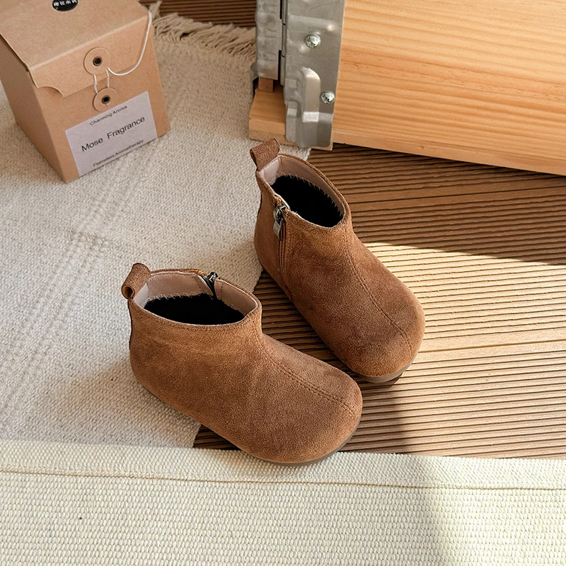 أحذية الفتيات في الهواء الطلق للأطفال الصغار للخريف والشتاء بلون سادة كلاسيكي عالي الجودة من القطيفة بنعل ناعم مريح مانع للانزلاق.