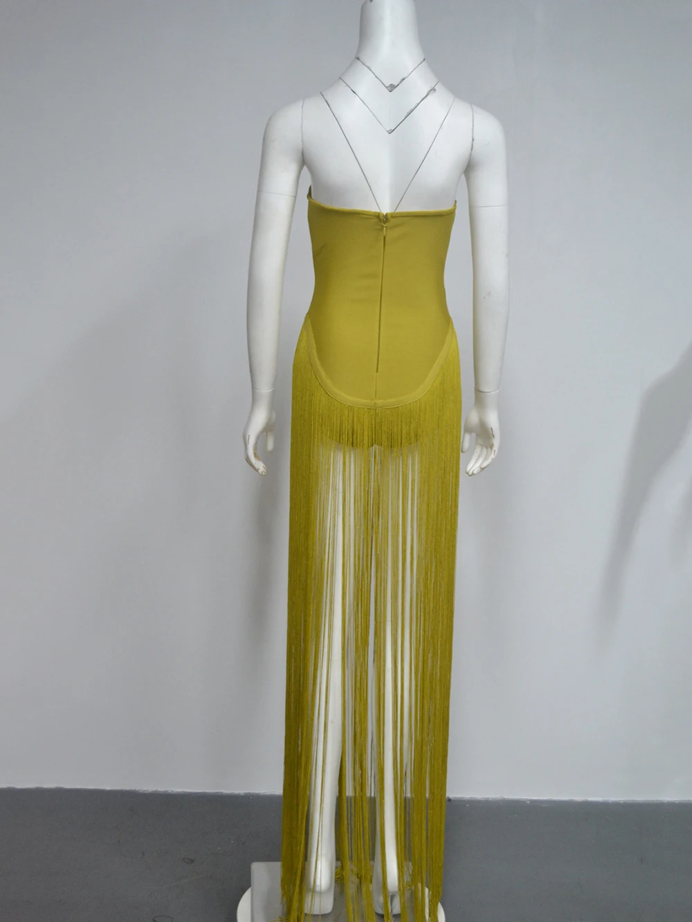 2025 تصميم صيفي جديد شرابة الربط مثير حمالة فستان طويل موضة مأدبة رداء حفلات