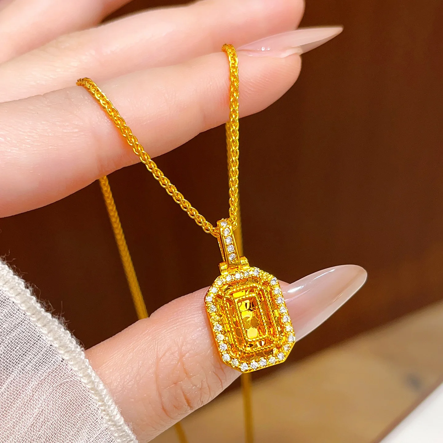 Matte Diamond Inlaid Crushed Ice Sugar Cube Pendant For Women 24K Gold AU999 create soft layered sparkling visual effect on neck