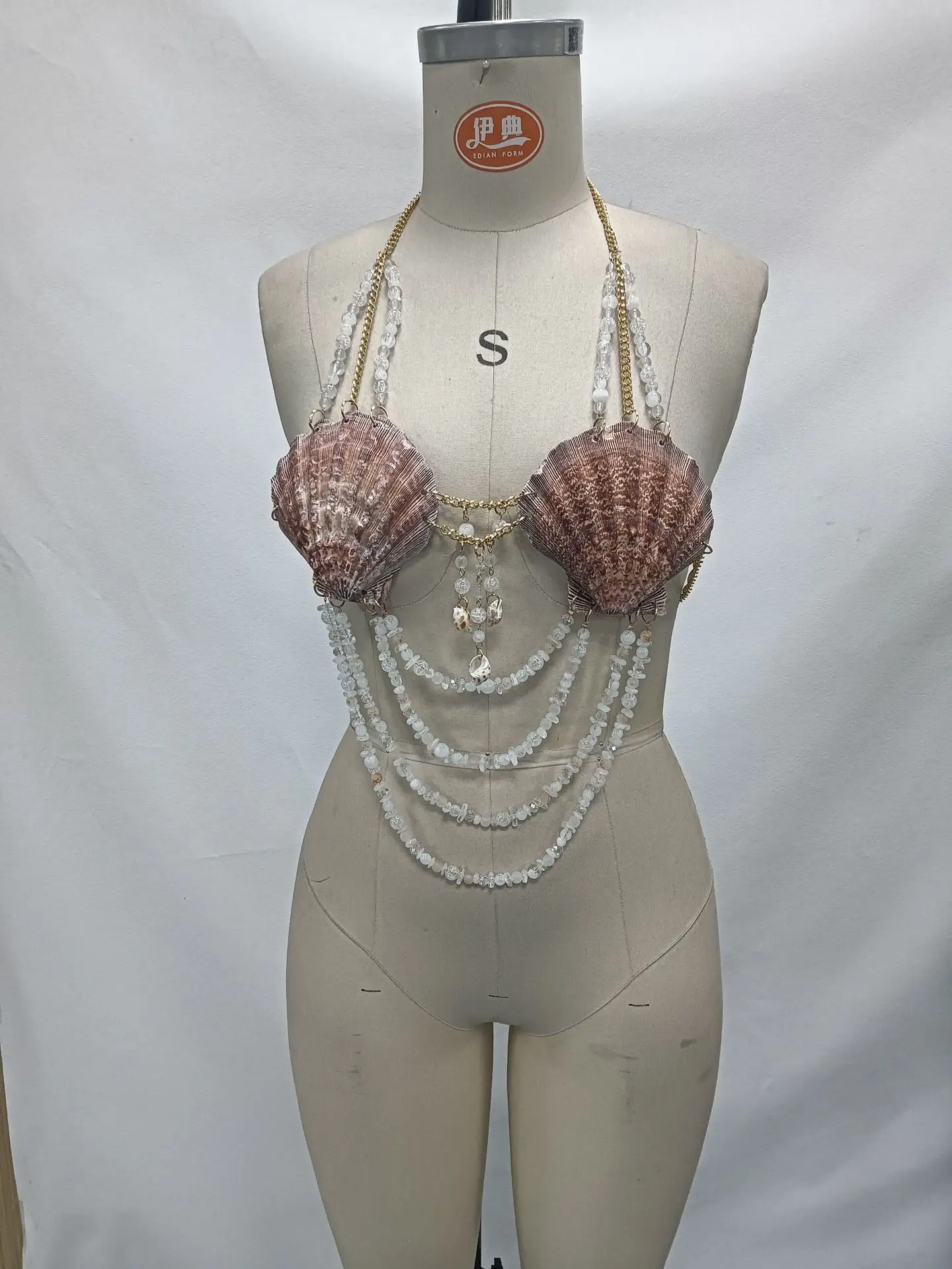 2025 mulher roupas topo camiseta nova concha feminina roupa interior all-match colete peito decoração corpo corrente halter pescoço topo