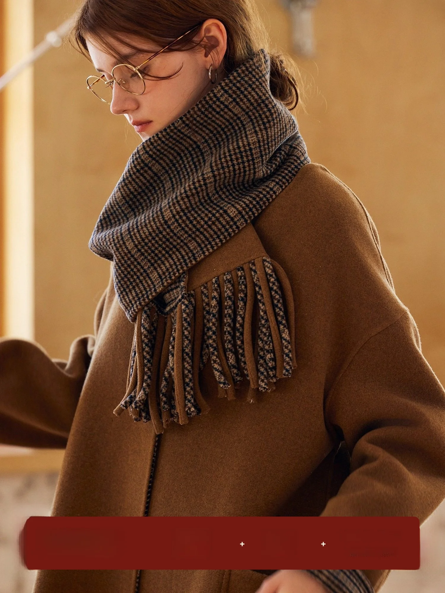 

Лимитированная серия: Шерстяное пальто "London Rain" из 100% шерсти, в британском ретро-стиле, каштанового цвета, с V-образным вырезом, в клетку, двустороннее, короткое.