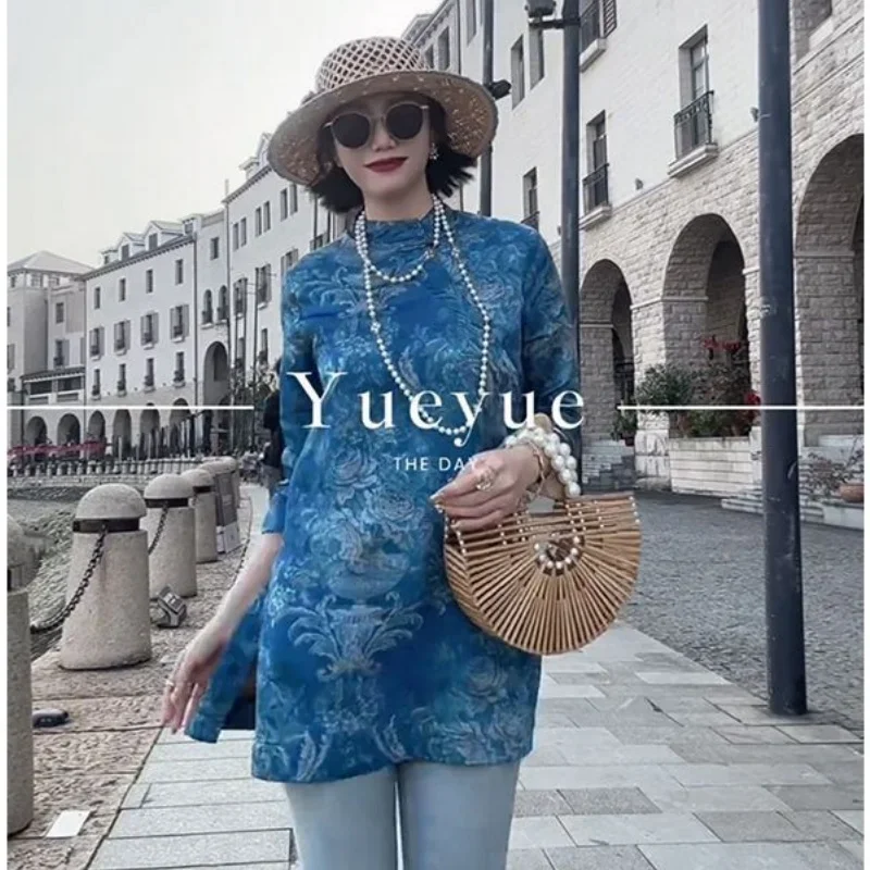 เสื้อเชิ้ตพิมพ์ลายดอกไม้สีน้ำเงินสไตล์จีนสำหรับผู้หญิง ฤดูร้อน วินเทจ คอตั้ง เสื้อผู้หญิงแฟชั่น ทรงเข้ารูป กระดุมแบบกบ
