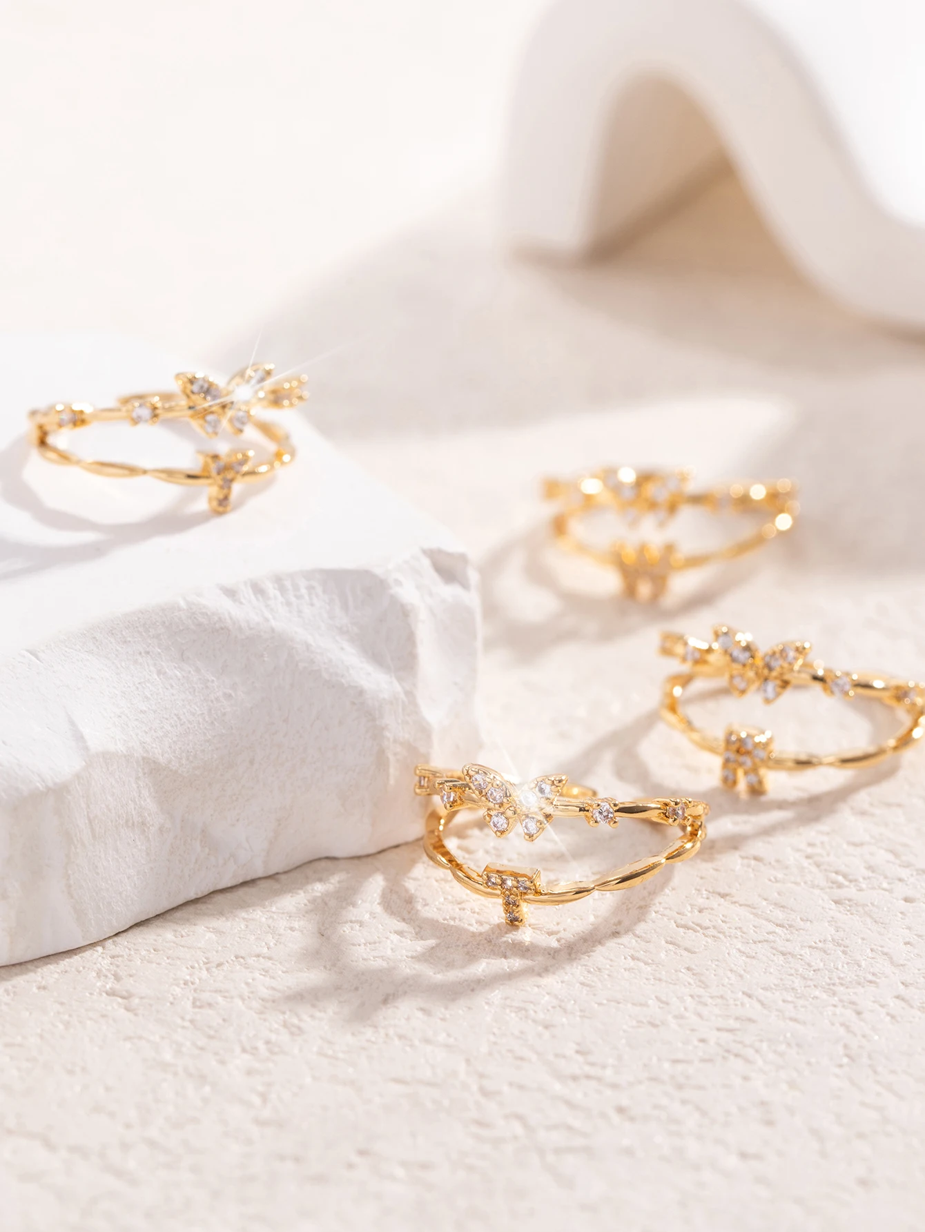 Anillo de mujer de doble capa con diseño de mariposa y 26 letras, de lujo y a la moda, nueva joyería de mano transfronteriza, ve
