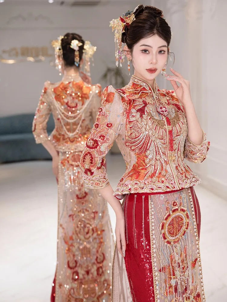 

The new Chinese-style wedding dress for brides in red toasting and dragon phoenix