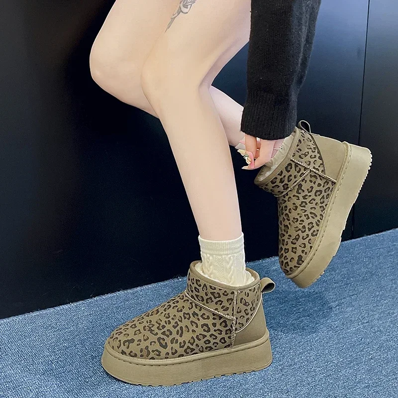 Zapatos con estampado de leopardo para mujer, botas de nieve cómodas y cálidas, antideslizantes, resistentes al desgaste, botas cortas de felpa a la moda, invierno, 2024