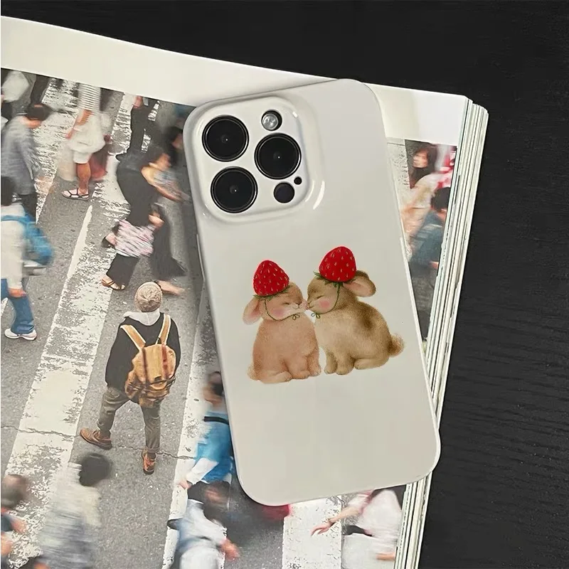 Funda de conejo pequeño de pareja de fresas para IPHONE 17 16 ProMax 15 14 Plus 13 12 MINI 11 PRO 16Plus XR XS MAX, funda acrílica para teléfono