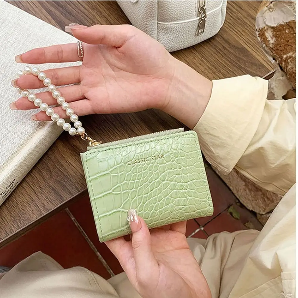 

Korean Style Pearl Chain Short Wallet Short Clutch Purse Solid Color Card Holder Mini Zipper Crocodile Pattern Card Bag Travel