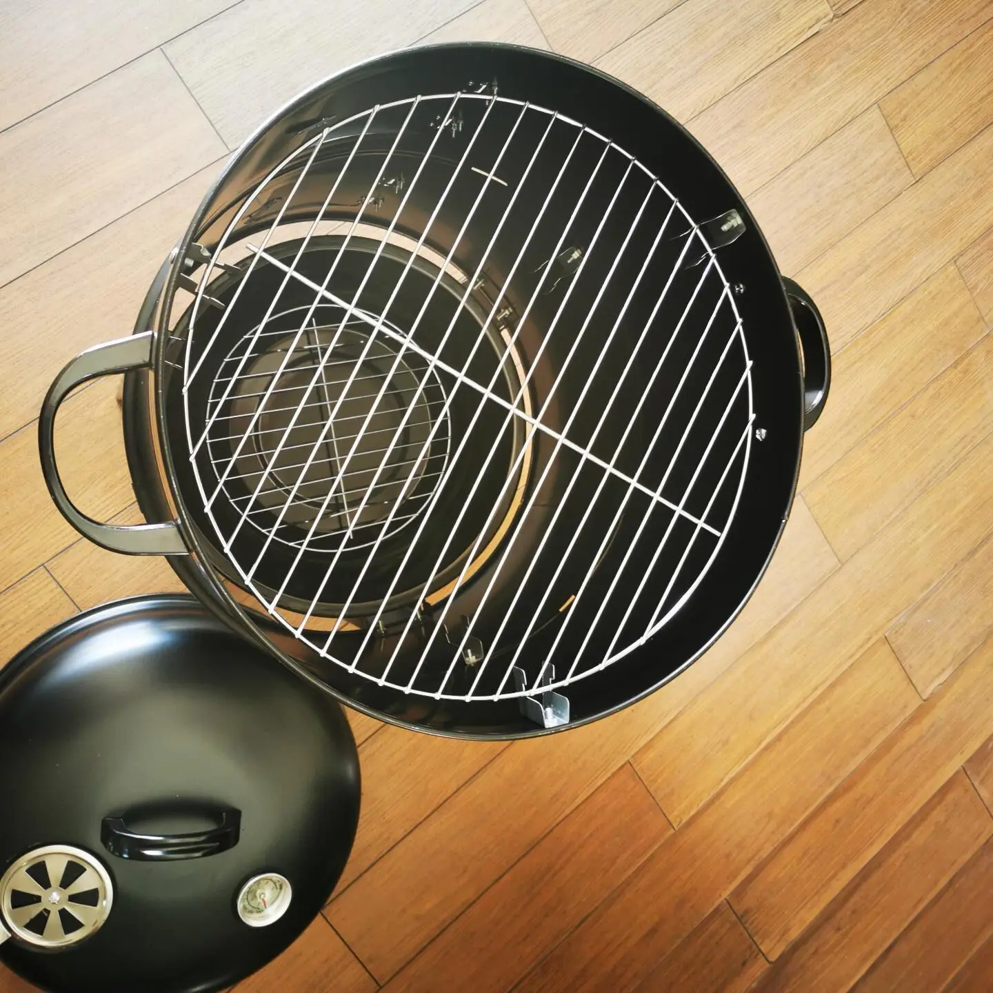 Okrągły grill węglowy na zewnątrz, piec do wędzenia, grill BBQ, piec na węgiel drzewny, kuchnia piknikowa na zewnątrz