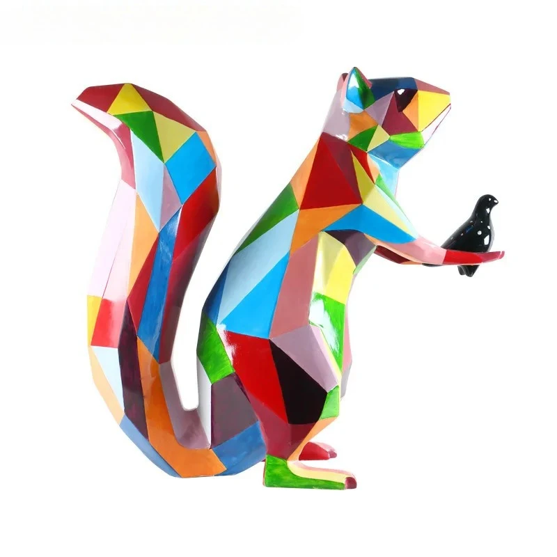 

Креативная скульптура из стекловолокна в виде разноцветной белки, расписанная вручную, с геометрическим орнаментом, декоративное изделие.