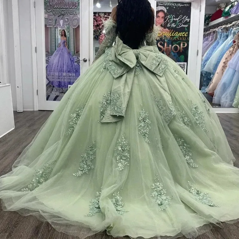 فساتين Quinceanera مزينة بالدانتيل على شكل قلب بدون حمالات فستان طويل حلو 16 مع فيونكة كبيرة من الخلف برباط