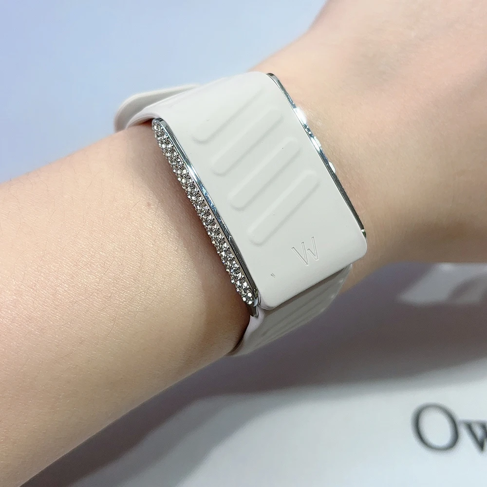 Suitable for Whoop 5.0 silicone strap sports replacement wristband with silver metal U-shaped frame full of diamonds, it is a sh