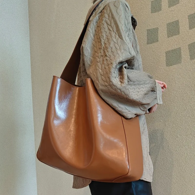 Fashion Large Capacity Tote Bags Women Casual Soft Oil Wax Leather Shopper Travel Bag All-match Practical Underarm Bolsos Mujer