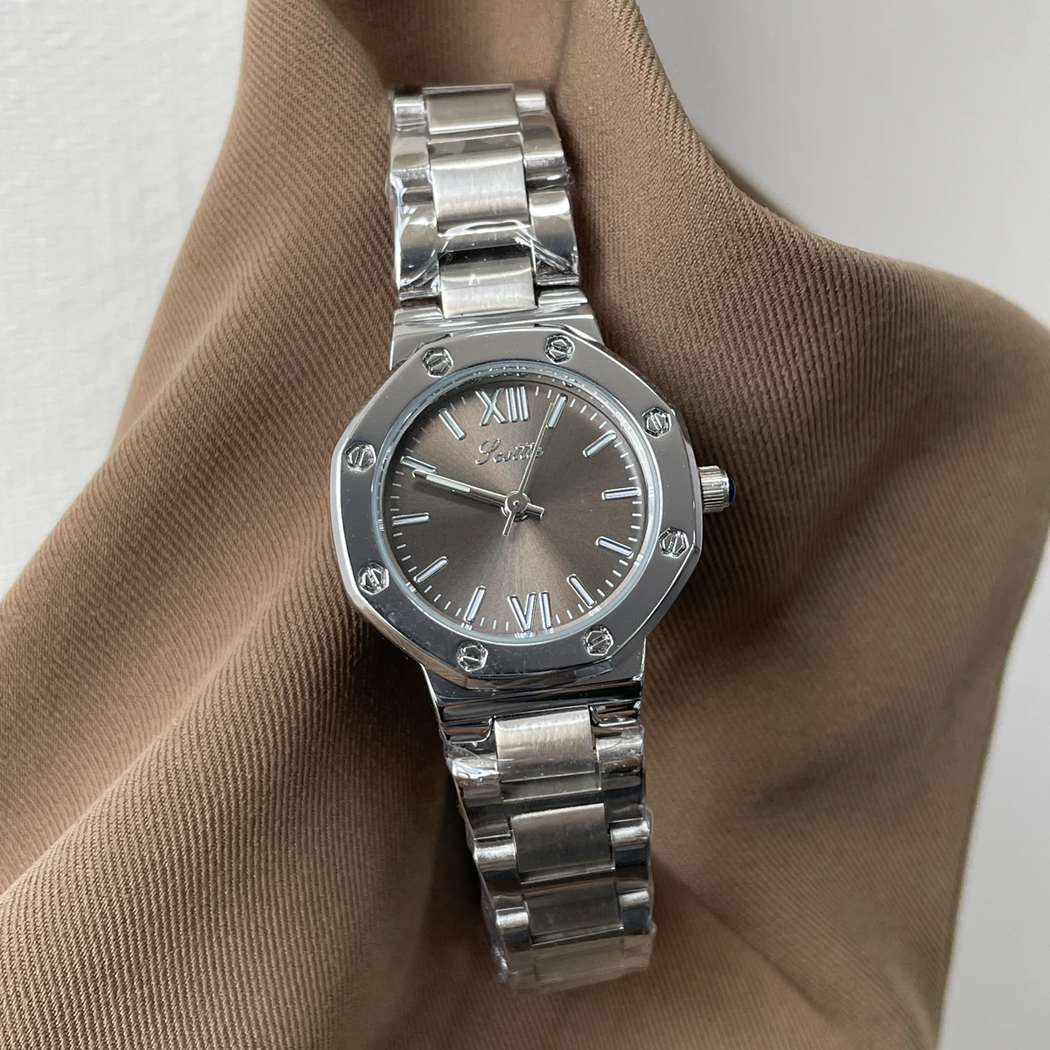 ساعة فضية فاخرة جديدة لعام 2026، ساعة عالية الجودة، إكسسوارات هدايا نسائية عصرية وأنيقة عالية الجودة من الفولاذ المقاوم للصدأ