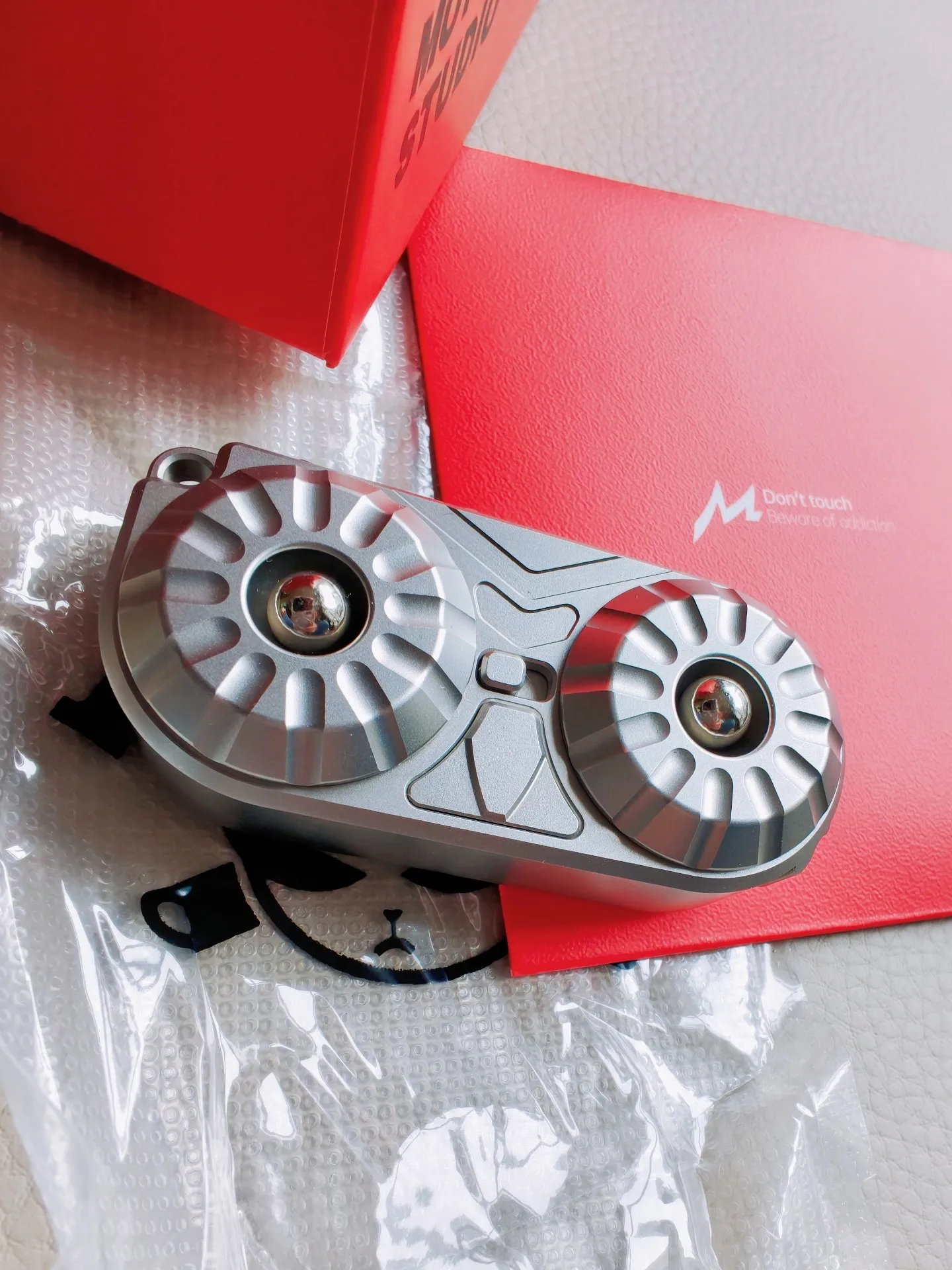 Used EDC New Genuine Finger Play House MOT Ow Woo Composite EDC Toy Mechanical Push Brand Pao Pai Coin Magnetic Levitation