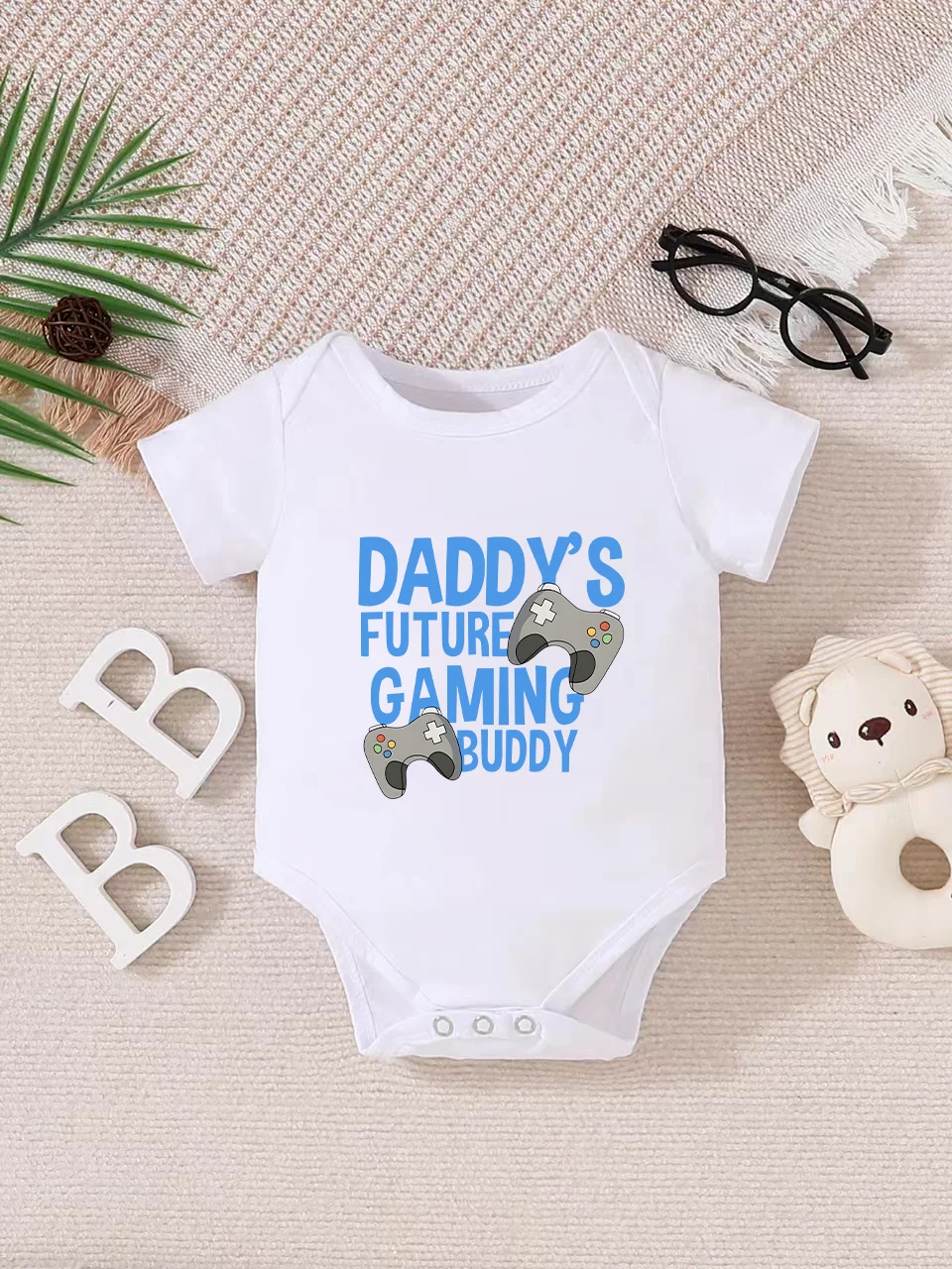 Baby short-sleeved triangle bodysuit, fun letter print, button design, easy to care for, suitable for new parents.