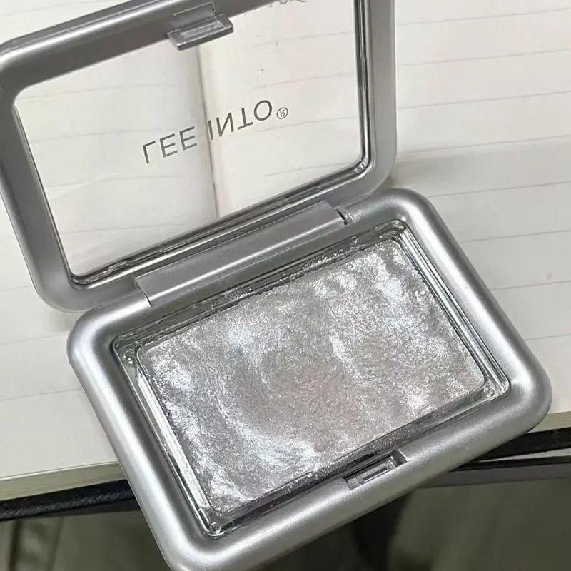 

The Dream Light Powder Brightens The Face With A Natural And Three-dimensional Pearlescent Glow All Over The Body