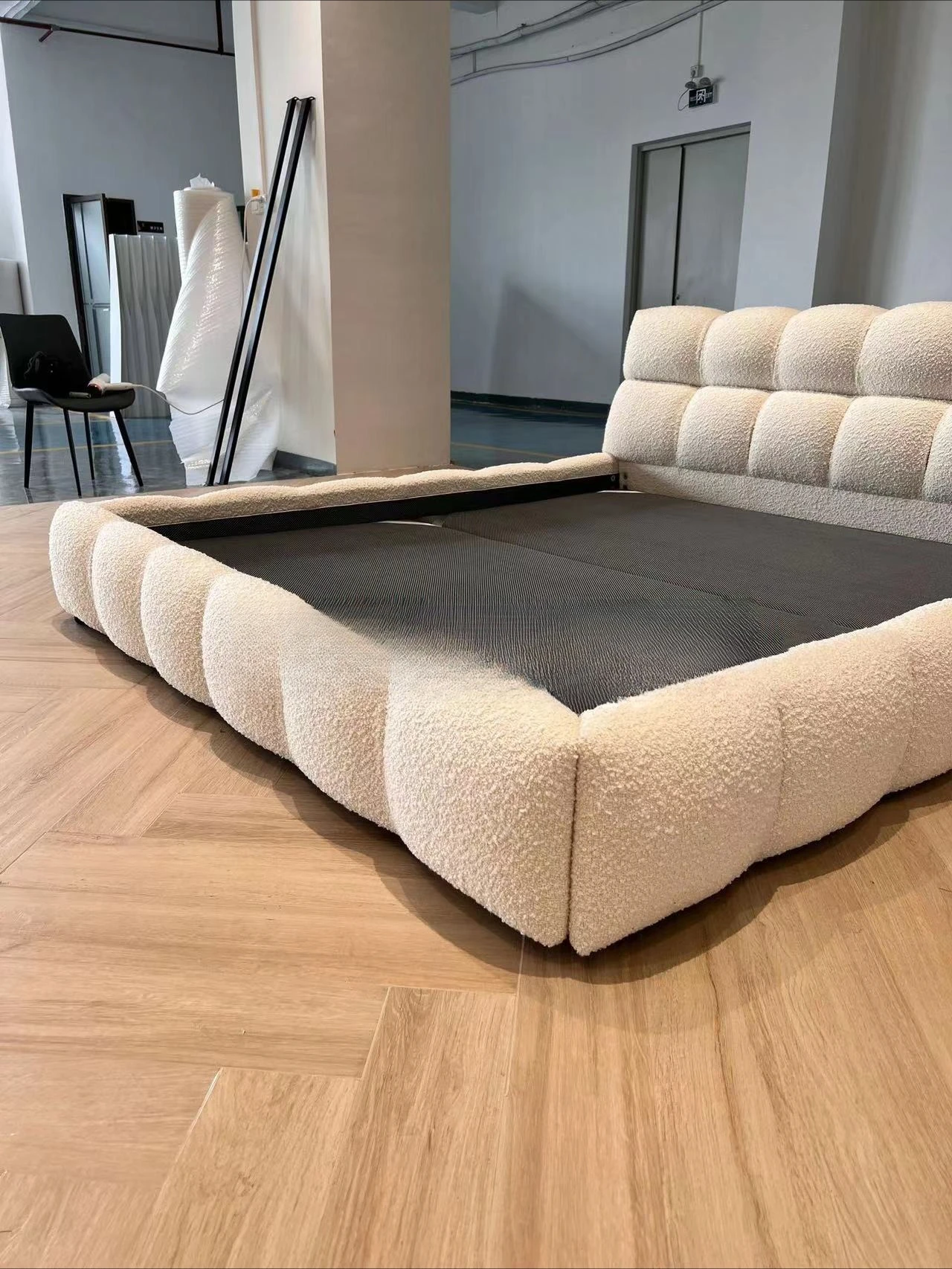 Vintage cream style double bed, tatami mat, master bedroom, cloud puff bed, modern simple fabric, French princess bed