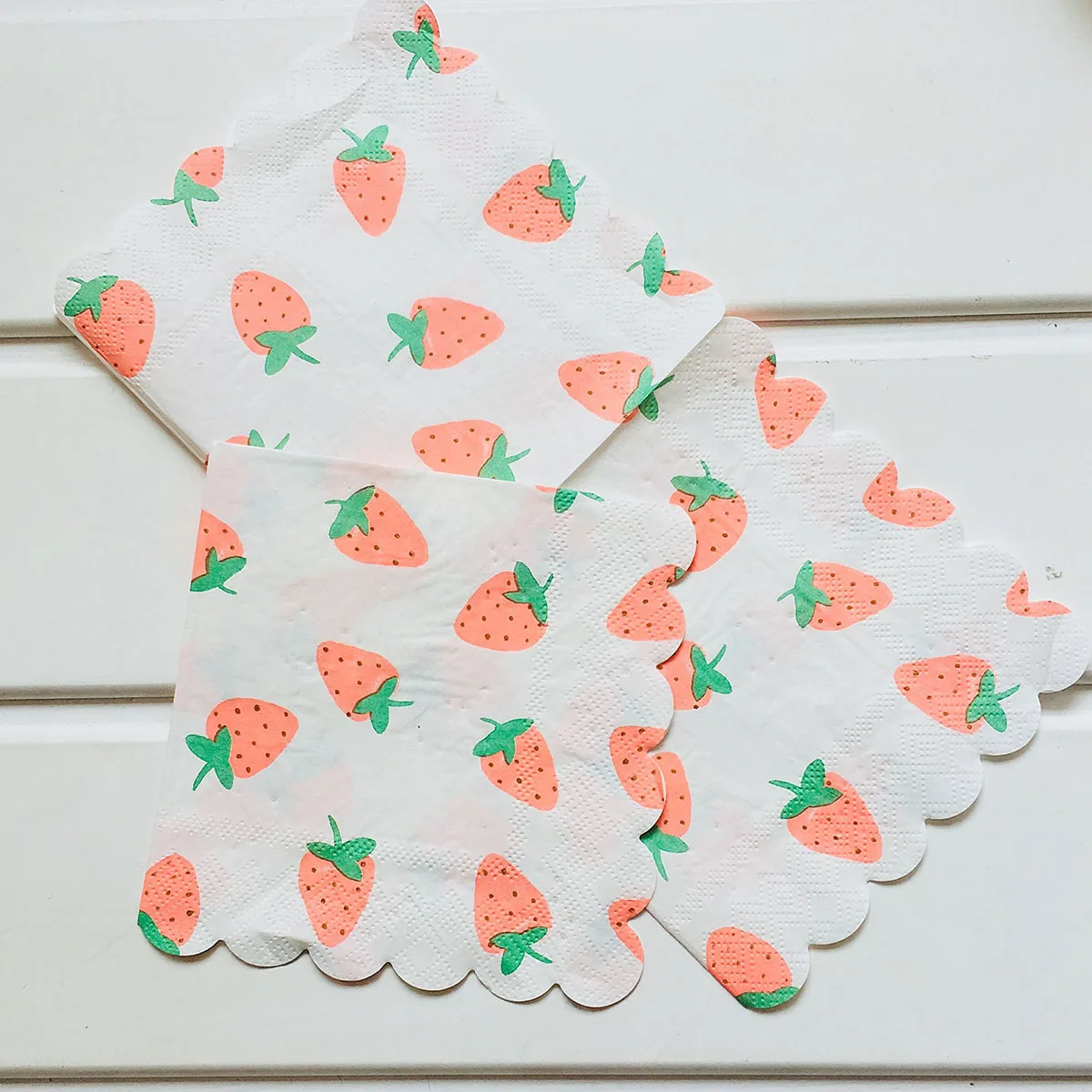 16 قطعة المناديل القابل للتصرف استخدام الحفلات الفراولة طباعة صديقة للبيئة المناديل الورقية الطباعة الجميلة لمهرجان جمع ديكور