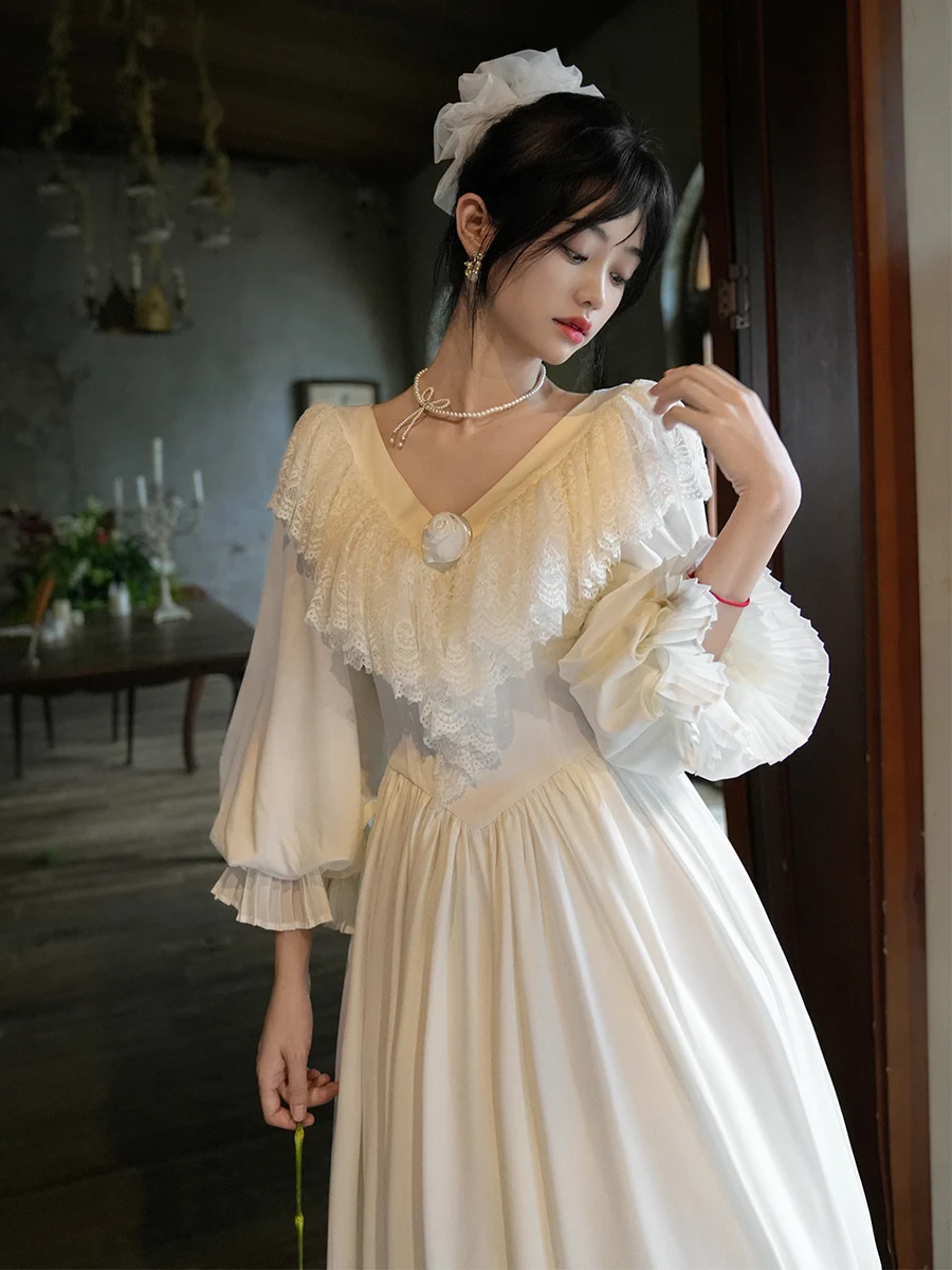 TIYIHAILEY Frühling Herbst Frauen Satin Spitze Kleid Laterne Hülse Lange Maxi Damen S-XL Vintage Hohe Taille 2025, Neue V-ausschnitt weiß