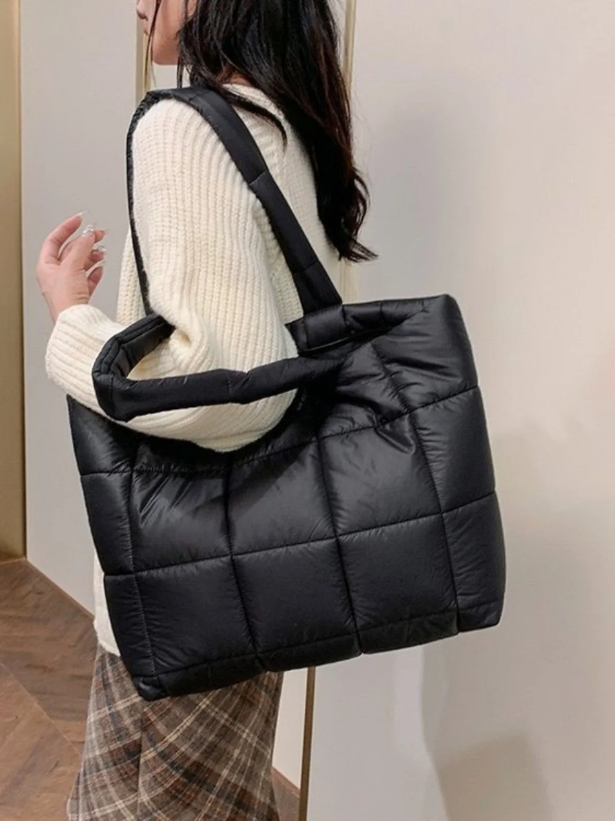 

Новая осенне-зимняя женская сумка-тоут из пуха и пера большой вместимости, повседневная городская сумка через плечо, модная молодежная модель