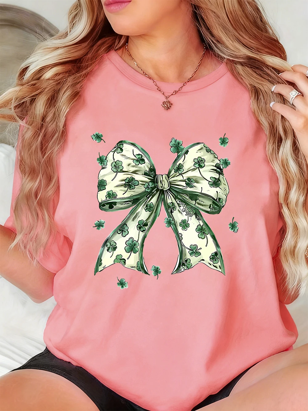 Clover Bow Grafik-bedruckte T-Shirts für Damen, Sommer-T-Shirts, weich, bequem, kurzärmelig, lässige Oberteile mit O-Ausschnitt, Damenbekleidung