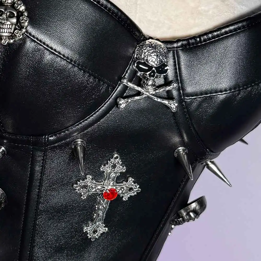 เสื้อครอปหนังเทียมสไตล์โกธิค ลายหัวกะโหลก สำหรับสาวๆแนว E-Girls พังก์ร็อก อีโม Y2K  พร้อมสายรัดแบบคอร์เซ็ท  ตกแต่งด้วยโซ่  หมุด  ตะปู  และสไตล์ Glitch Core  เหมาะสำหรับใส่ไปคลับ  แนวกรันจ์