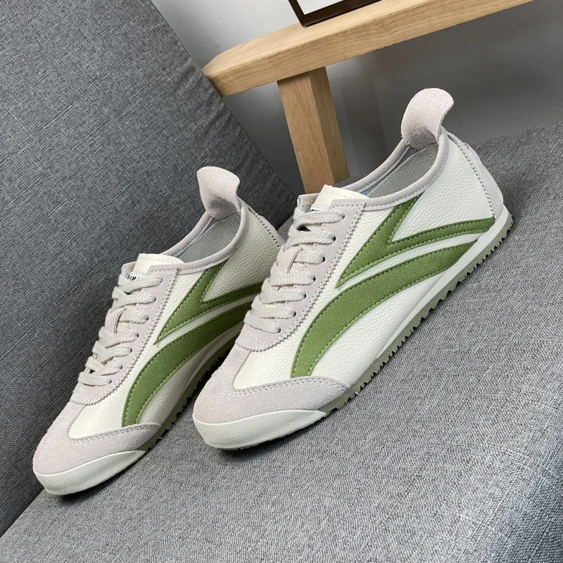 

Стильные спортивные кроссовки FallStreamlined, элегантные линии, полные модных трендов.