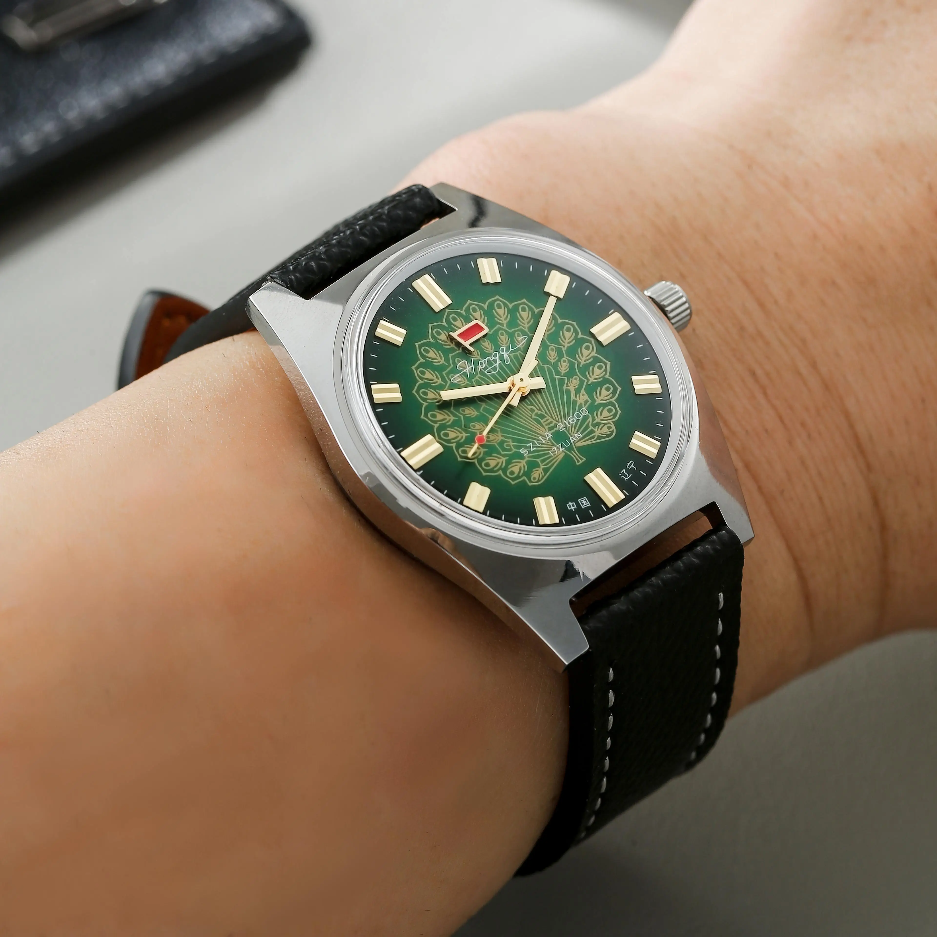 7120 Watches Hand‑Wind Mechanical Watch Men Dome Acrylic Crystal Green Peacock Carved Dial Vintage Leather Strap Wrist Watch