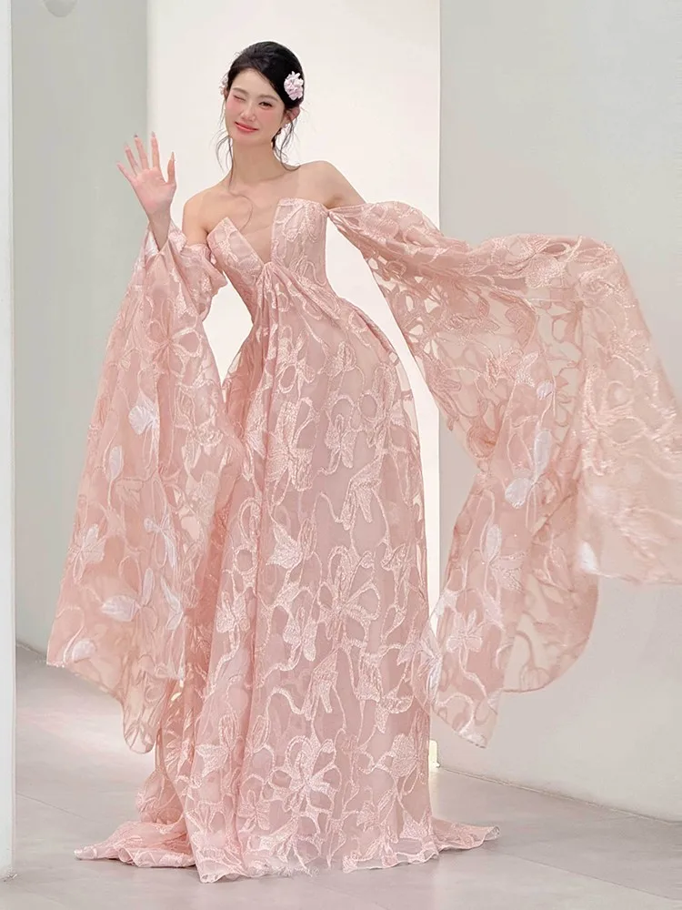 

A new pink morning dress with unique design sense photo style and toasting