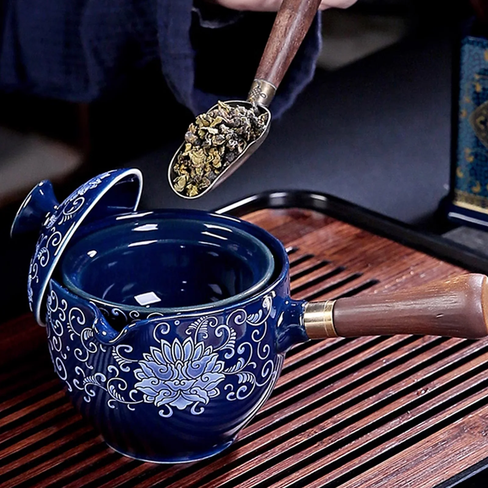 

Vintage Chinese Teapot 360 ° Filter Ceramic Teapot With Handle Elegant Exquisite Flower Auspicious Clouds Pattern Teapot Set