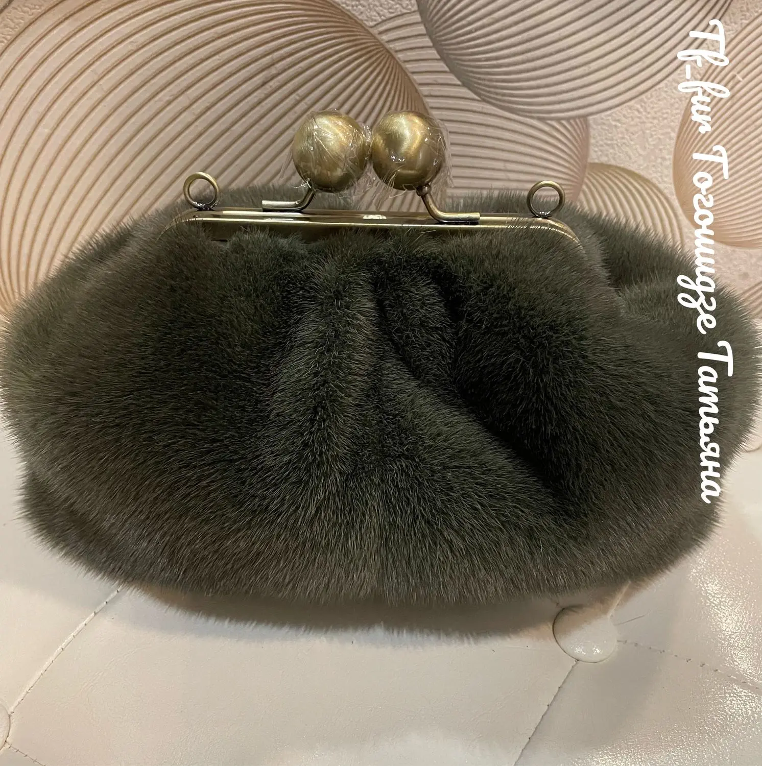 Lost in Vintage Grey Fur Mink Soft Bag Swamp Big-ball Fur Mink Bag Balls Bronze Kiss-lock Large Purse Frame Clutch 32x17x17cm