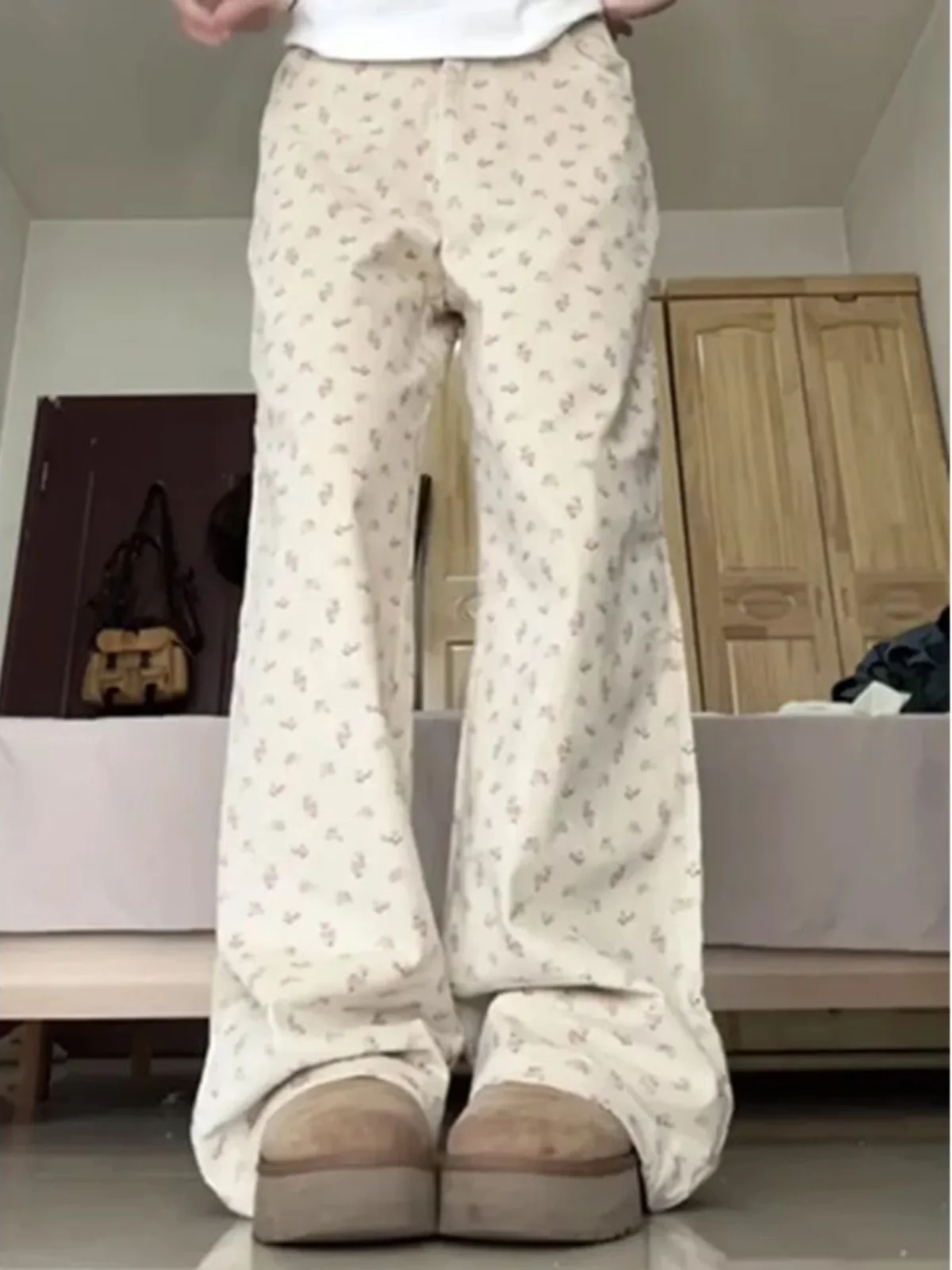 

Свободные брюки с высокой талией и цветочным дизайном, американские джинсовые брюки в стиле ретро для женщин, прямые широкие брюки, эффект похудения 45, маленькие...