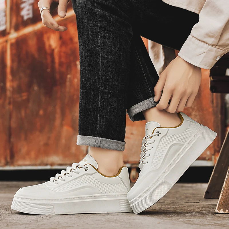 2025 新しいメンズシューズ革カジュアルシューズファッション加硫靴ロートップ男性カジュアルトレンディな靴フラットランニングスポーツシューズ