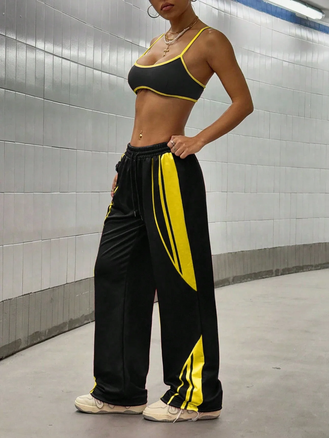 

Women Casual Streetwear 2 Piece Set Spliced Color Crop Top And Wide Leg Sweatpants