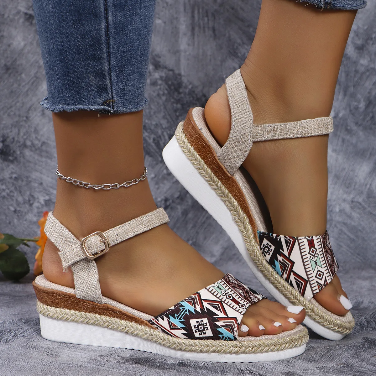 

Slope Heel Thick Sole Sandals for Women's Summer 2024 New Fashionable and Versatile Trendy Internet Famous Roman Shoes